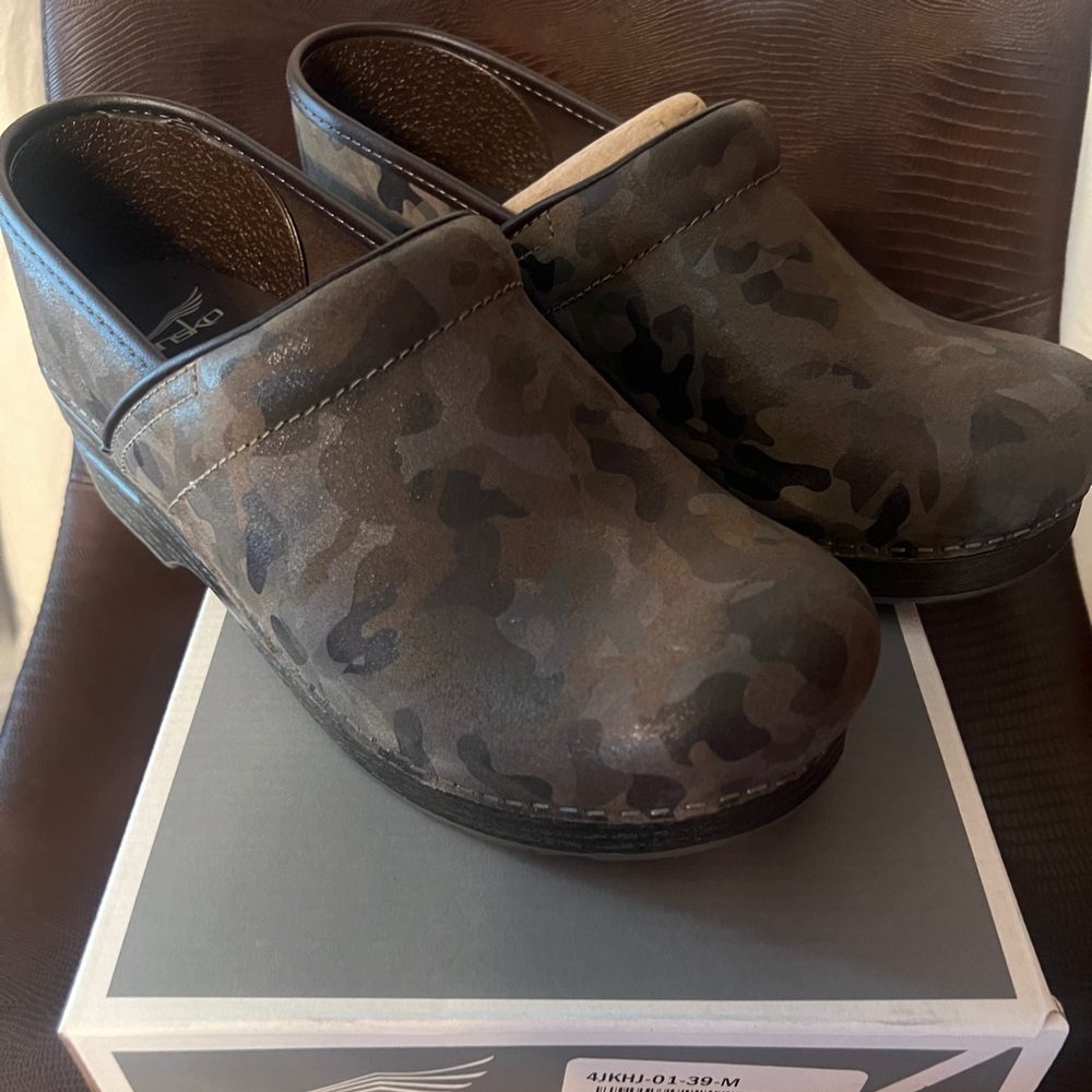 Dansko camo brand new size 39 professional suede